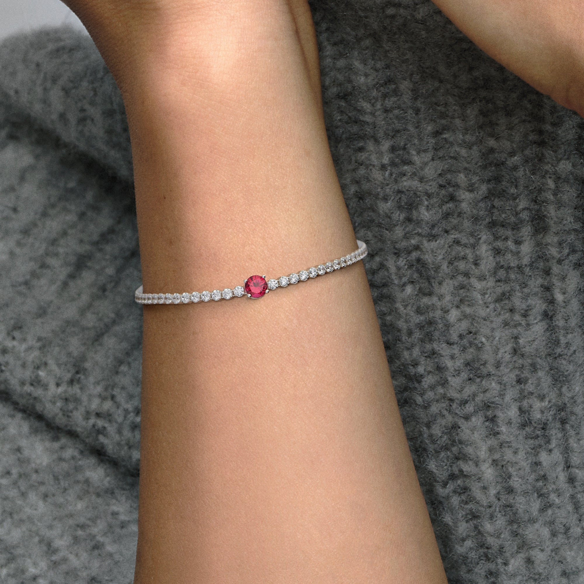 Red Sparkling Round Pav¨¦ Tennis Bracelet